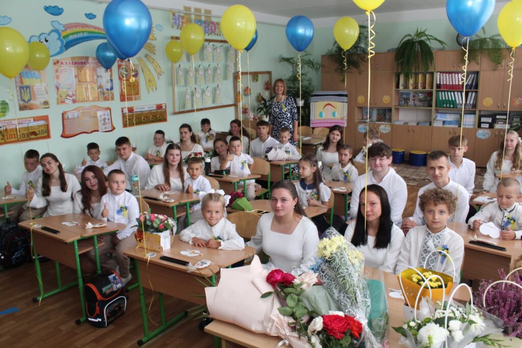 Возможно, это изображение 9 человек, ребенок и стол